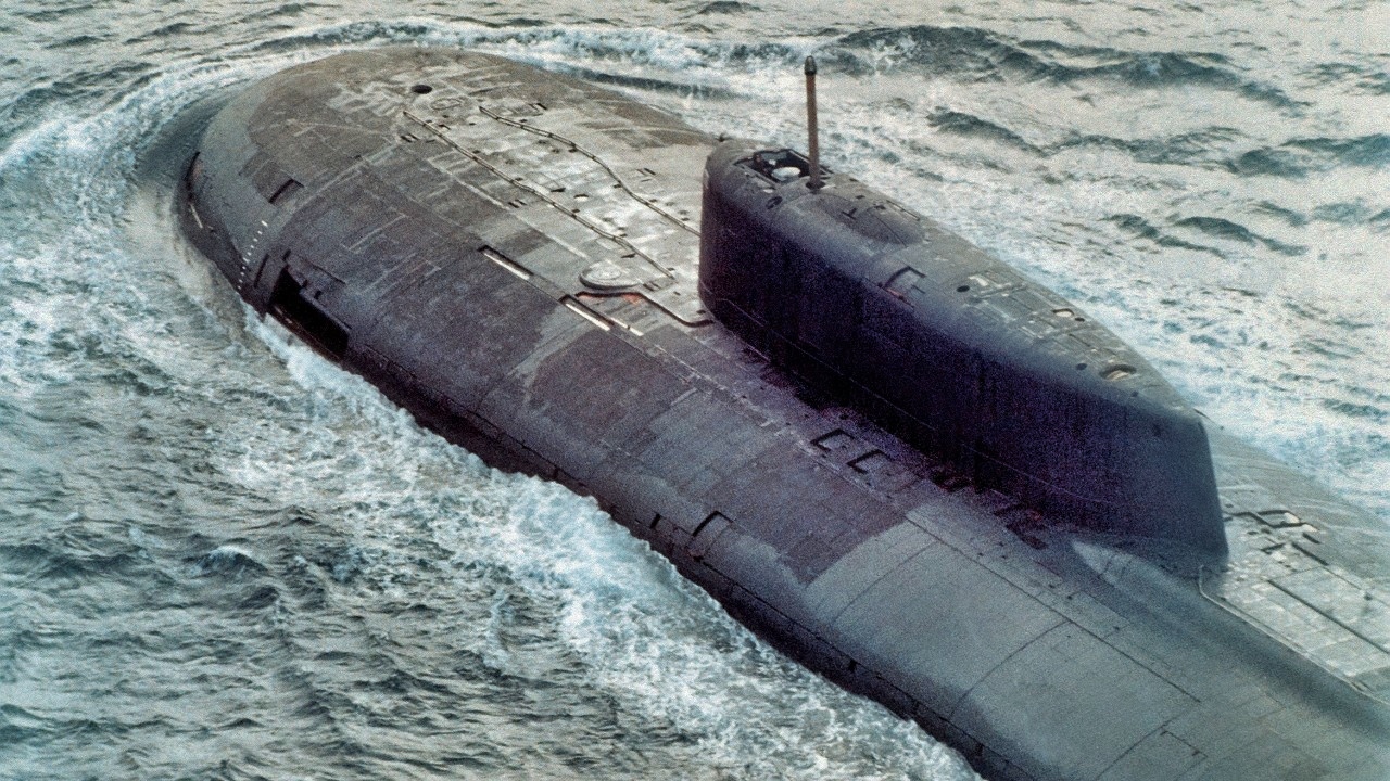 An elevated port side view of the forward section of a Soviet Oscar Class nuclear-powered attack submarine. (Soviet Military Power, 1986) Image Credit: Creative Commons.